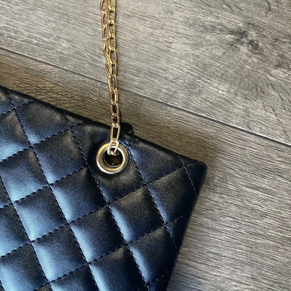 Black Quilted Women’s Shoulder Bag With Chain Strap - Picture 2 of 9